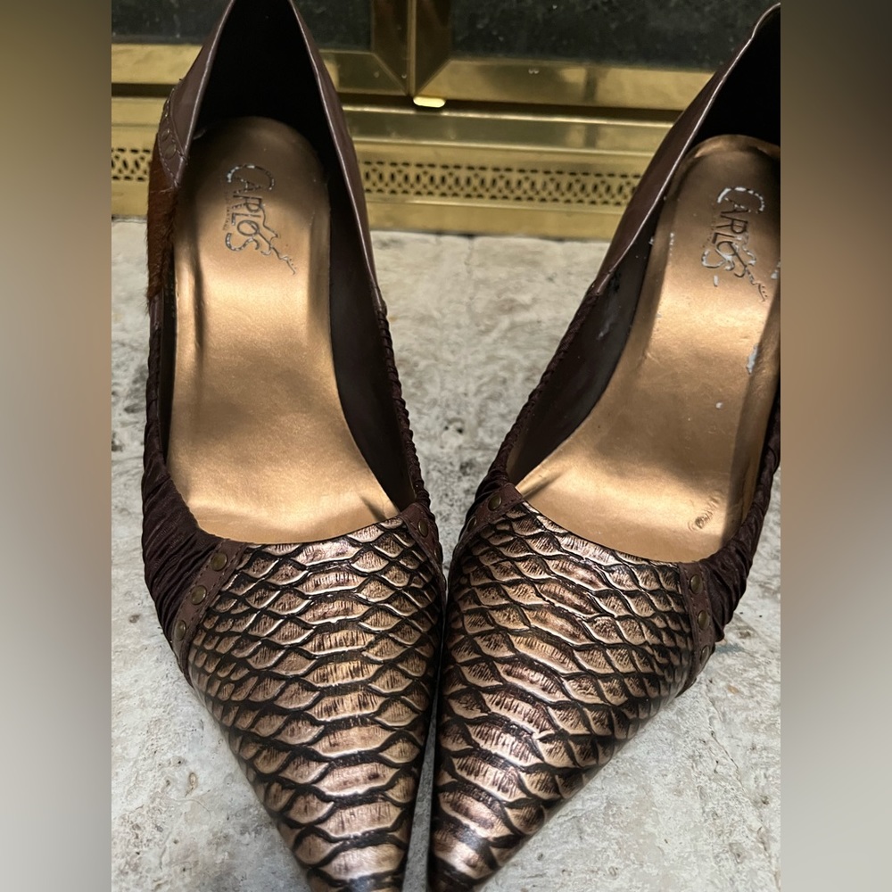 Carlos Santana textured pumps